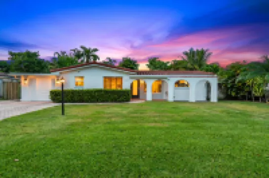 Pool, Spa, Tiki Hut and Spacious Backyard - Charming Retro Oasis