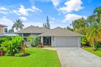 Panoramic Mountain Views and Lush Amenities - Inviting Luxury Retreat
