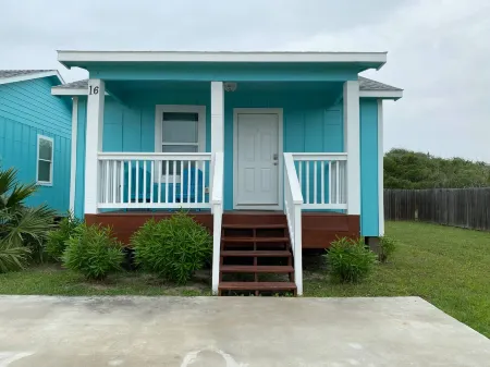 Spacious Cottage for Relaxation and Charm - Elegant Coastal Haven Отели в г. Рокпорт