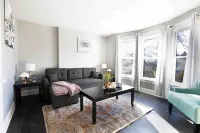 Elegant Retreat - Kitchen, Wifi, Downtown Nearby