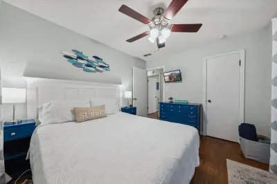 Private Patio and Lake Peekaboo Views - Charming Sunlit Escape فنادق في Bay Township