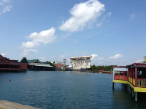 2-Bedroom Cottage, One Block to Beach! Free WIFI, Free Parking