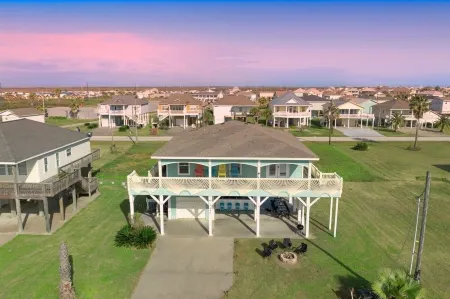 Beach Oasis: Hot Tub, Outdoor Movies, Ping Pong, Putt-Putt, Steps to Sea