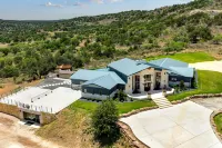 Stunning Retreat - Heated Pool, Hot Tub, Spa, Views Hotels near Enchanted Rock State Natural Area