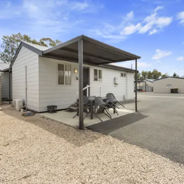 Costello Hotels - Moonta Bay Cabins Отели в г. Мунта