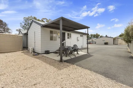 Costello Hotels - Moonta Bay Cabins Отели в г. Мунта