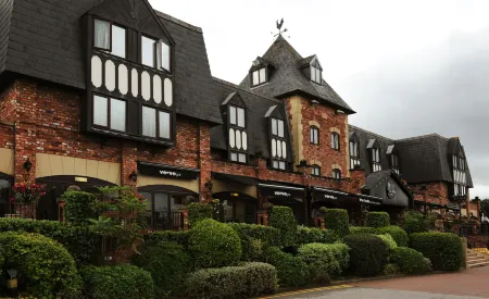 Village Hotel Wirral Отели в г. Хесуолл