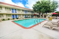 Motel 6 Huntsville, TX - Pools