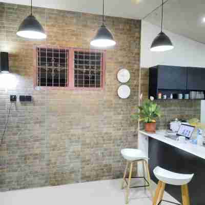 1 Bed House - Sleeps 2 - Pets - Parking - Wifi Rooms