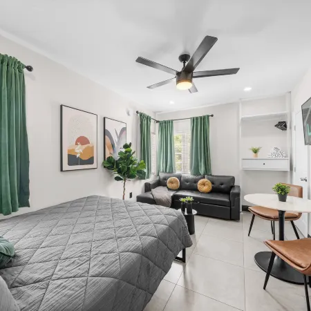 Baybreeze Apartments by Lowkl