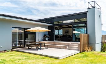 Farrant Drive - Sleeps 8 - Lake & Mountain Views - Modern & Stylish