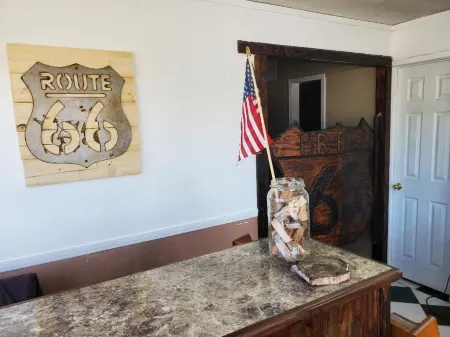 Brad's Desert Inn Отели в г. Холбрук