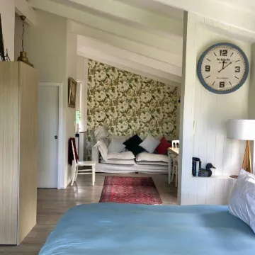 Le Chalet Waiheke Apartments Отели рядом с достопримечательностью «Автобус Explorer Island Waiheke»