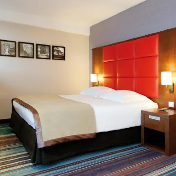 New Hotel Charlemagne โรงแรมใกล้มหาวิหารเซนต์มิคาเอลและเซนต์กูดูลา