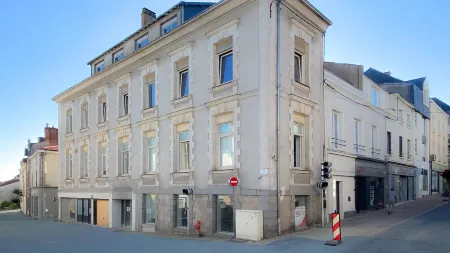 Corner-Set Cholet Centre Отели рядом со станцией Gare de Cholet