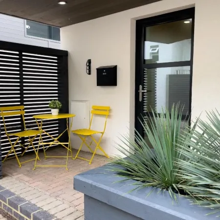 Green Mews 1 with Free Parking - by My Getaways