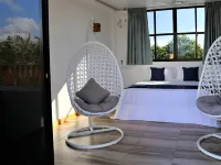 Room in B&B - Master Suite Family Room with Views of the Ocean スルスドゥーのホテル