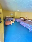 Tropic Motel - parking