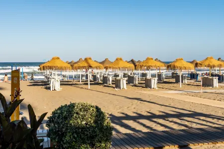 Sur Suites la Dorada, Centricos Soleados a Pocos Metros de la Playa y Con Parking Opcional Отели в г. Фуэнхирола