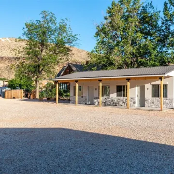 Hurricane Hideaway Lodging