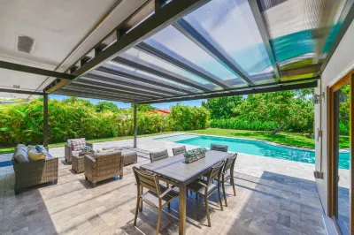 Awesome House with Pool Westchester Hotel dekat Florida International University
