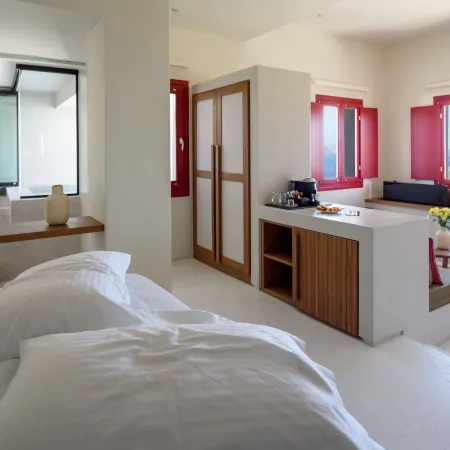 Potnia Theron Suites Отели рядом с достопримечательностью «Пляж Камбия»