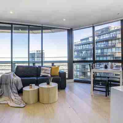 Docklands High Level 1 Bedroom Apartment with Pool by KozyGuru Rooms