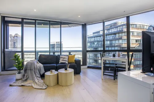 Docklands High Level 1 Bedroom Apartment with Pool by KozyGuru Hotel di Docklands