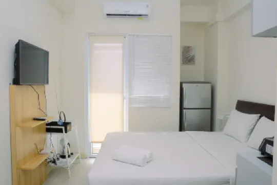Comfort Studio at Green Pramuka Apartment Near Shopping Center Hotel dekat Pasti Untung Store