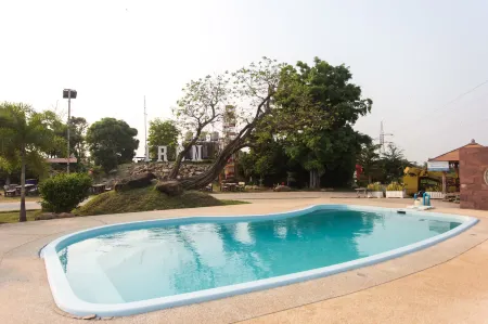 Iron Resort&Hotel Отели рядом с достопримечательностью «Naresuan University»