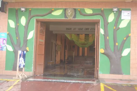 Location Plaza Restaurant Отели в г. Нарок