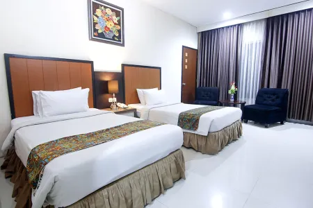 Parkside Mandarin Hotel Pekalongan Отели в г. Batang