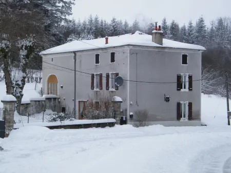 Maison Neuve Grandval Отели в г. Сен-Жермэн-л'Эрм