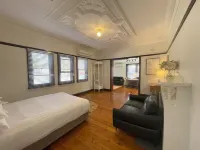 Globe Apartments Hotels near City of Wagga Wagga Botanic Gardens