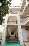 Hotel Kridha Residency - Opposite Prem Mandir Vrindavan Отели рядом с достопримечательностью «Shree Radha Ras Bihari Ashta Sakhi Temple»