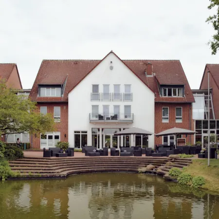 Steigenberger Hotel Treudelberg Hamburg Отели рядом с достопримечательностью «Станция метро "Берне"»