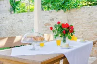 Villa Stone Pearl Hotels in Sutivan