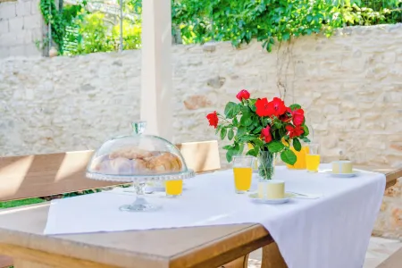 Villa Stone Pearl Отели в г. Sutivan