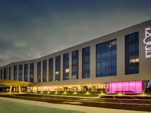 The Rose Hotel Chicago O’Hare, Tapestry Collection by Hilton