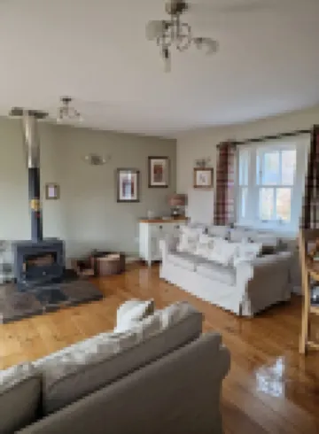 Gorgeous 2 Bed Cottage Near Glenshee. Hot tub, Garden, Child & Pet Friendly