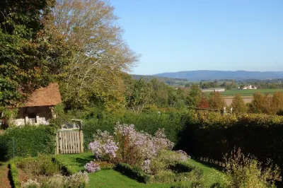 Chateau de Villette Hotels in Luzy