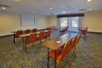 Holiday Inn Express & Suites Cincinnati Northeast-Milford Hôtels à : Milford