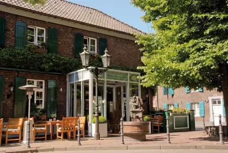 Wellings Romantik Hotel Zur Linde Отели в г. Моерс-Винн