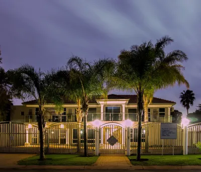 Club Cocomo Hotels near Lion & Safari Park