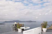 Loucas on the Cliff - วิวทะเล