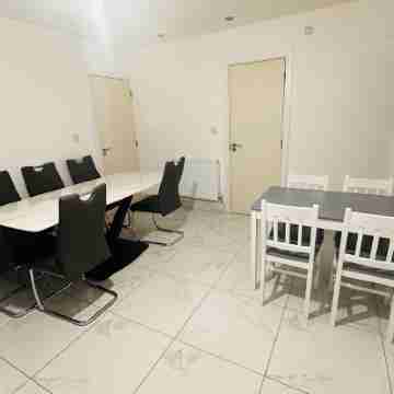 6-bed 3-bath Home - Sleeps 14 & Free Parking Dining/Meeting Rooms