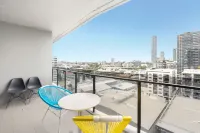 South Brisbane 2 Bedrooms Apartment with Free Parking by KozyGuru Hotel di West End