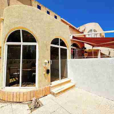 2Bed Apt Sleeps 4 - Parking Patio Wifi Hotel Exterior
