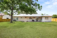 NEW remodeled Charming Home. 3-bedroom/2 full bath close to downtown Boerne.