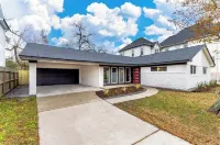 Charming House near MedCenter, NRG, Galleria, Downtown - 3 bedroom& 2 bathroom Hotels near iBurn